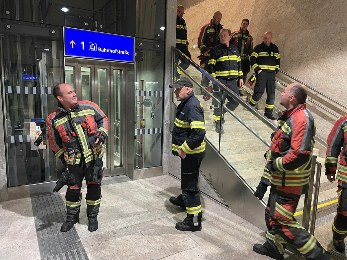 Die ÖBB-Betriebsfeuerwehr wird für den Einsatz von Liftbefreiungen geschult. ÖBB Betriebsfeuerwehr
