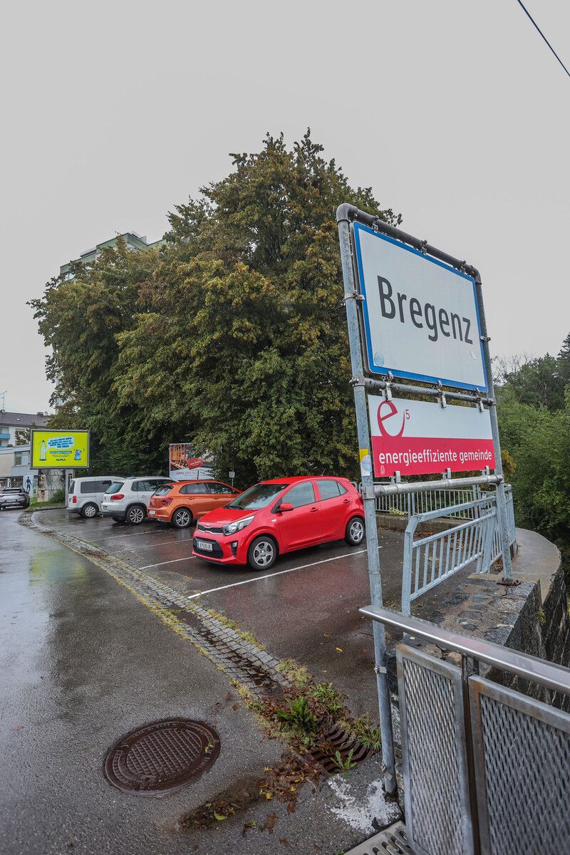 Die Parkplätze für die neue Praxis liegen weit abseits selbiger und sollen doch kräftig kosten.  VN/STEURER