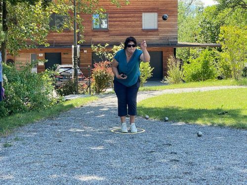 Die Pétanque-Kugel fliegt bei Kornelia Brandauer perfekt.