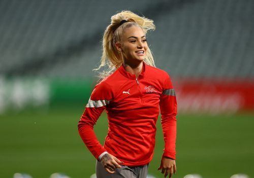 Die Schweiz fordert mit Alisha Lehmann das Team aus Spanien. Reuters