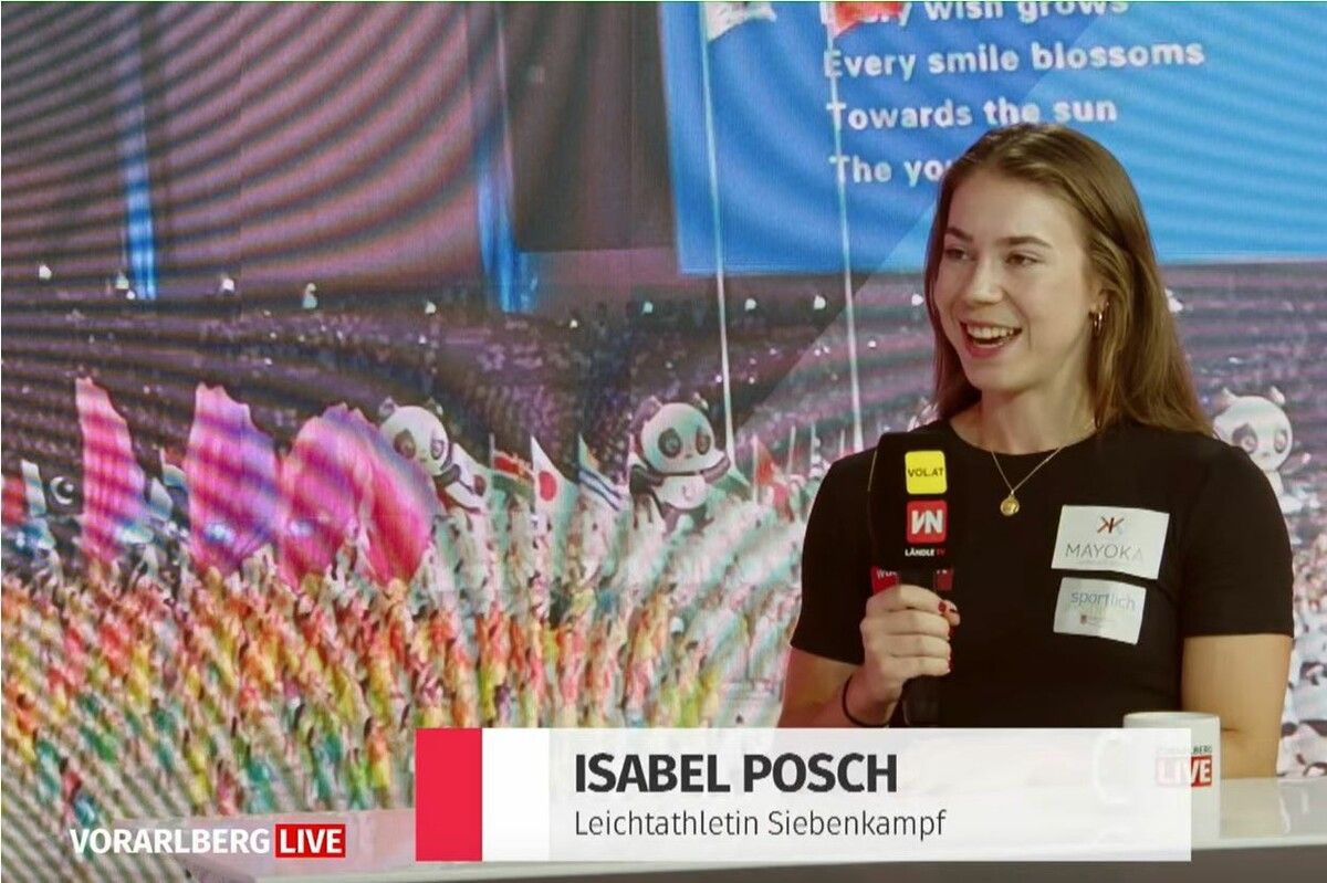 Die sichtlich überglückliche Siebenkämpferin Isabel Posch war nach dem Gewinn der Goldmedaille in Chengdu zu Gast im Medienhaus in Schwarzach.