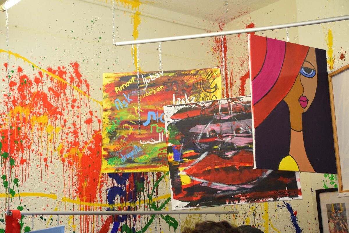 Die Spritzkunst im Hintergrund verstärkt den Eindruck der Bilder.