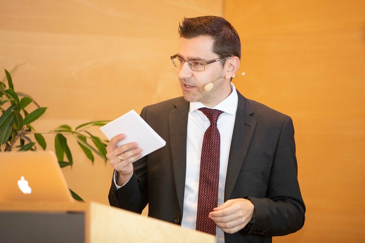 „Die Teilnehmenden sollen einen neuen Blick auf das Thema Finanzen und Geld bekommen“, erklärt VHS-Geschäftsführer Michael Grabher.VHS Bregenz/Sams