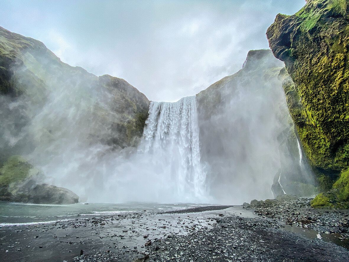 Die Wassermenge beim Skógafoss Wasserfall ist beeindruckend.Beate Rhomberg