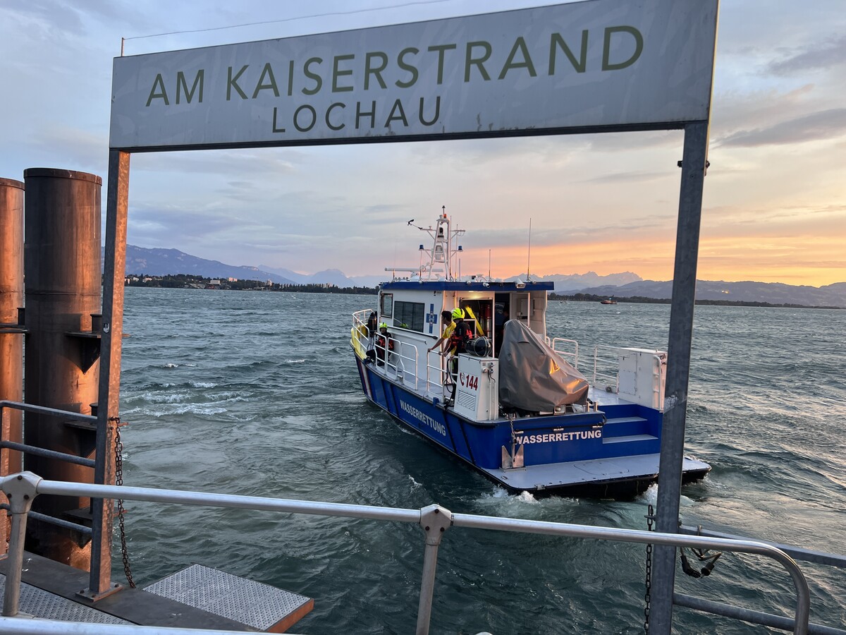 Die Wasserrettung begann ihre Suche am Donnerstagabend vom Kaiserstrand in Lochau aus. vlach