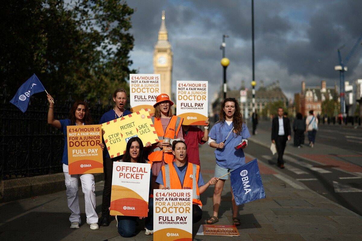Diese Assistenzärztinnen protestieren in London anlässlich eines mehrtägigen Streiks für bessere Gehälter im Gesundheitsweisen. AFP