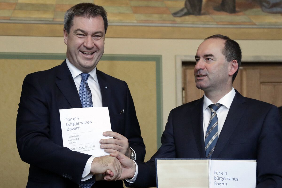 Diese Aufnahme zeigt Söder und Aiwanger im Jahr 2018. Die Affäre belastet die Koalition in München. dpa