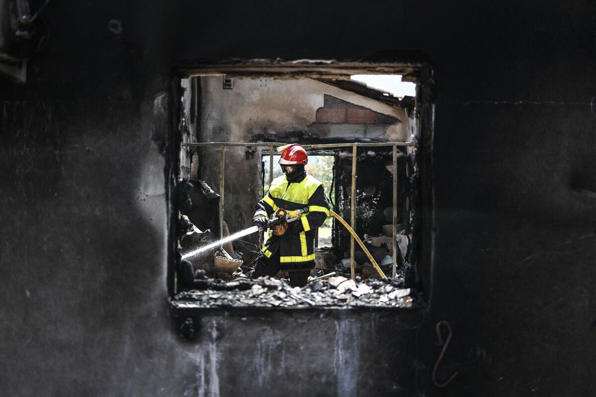 Dieser Feuerwehrmann kümmert sich um die Löscharbeiten eines Lauffeuers in Südfrankreich. AFP