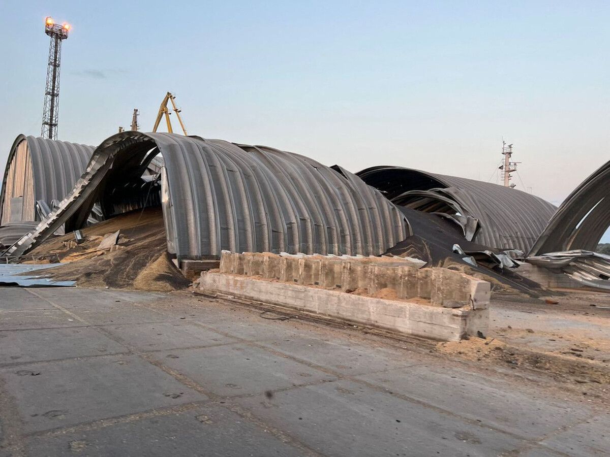 Dieses Bild, zur Verfügung gestellt von der ukrainischen Militärverwaltung, soll einen zerstörten Hafen in Odessa zeigen.