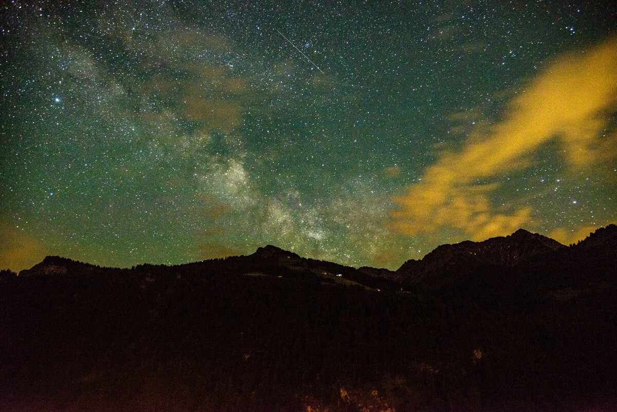 Dieses Foto vom Sternenhimmel um Mitternacht gelang VN-Leser Helmut Bischof.