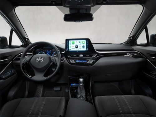 Digitales Cockpit, in kompaktem Raum arrangiert, trotzdem mit allem, was man braucht – bis hin zum Multimediasystem-Touchscreen.