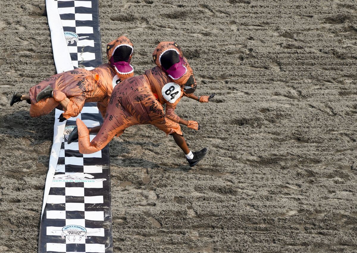 Dionte Gilbert springt während der „T-Rex World Championship Races“ in Auburn, US-Staat Washington, über die Ziellinie. AP