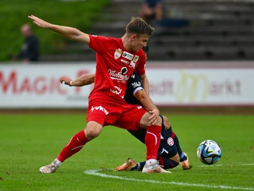 Dornbirns Mittelfeldmann Lars Nussbaumer im Zweikampf mit GAK-Spieler Christian Lichtenberger. gepa