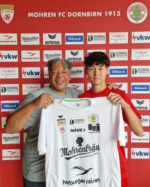 Dornbirns Sportchef Eric Orie mit dem Japaner Misaki Sato. FCD