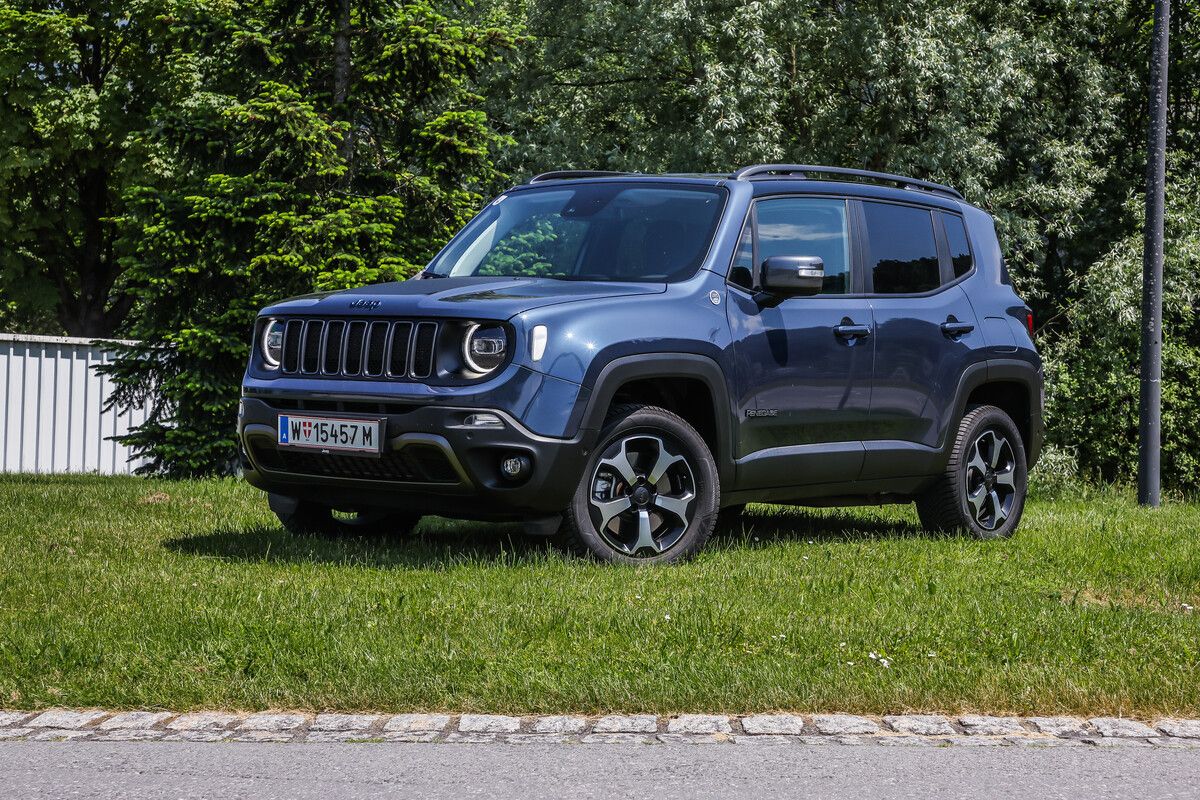 Dranbleiben auf allen Wegen: Der mutige Renegade als Hybrid-SUV.