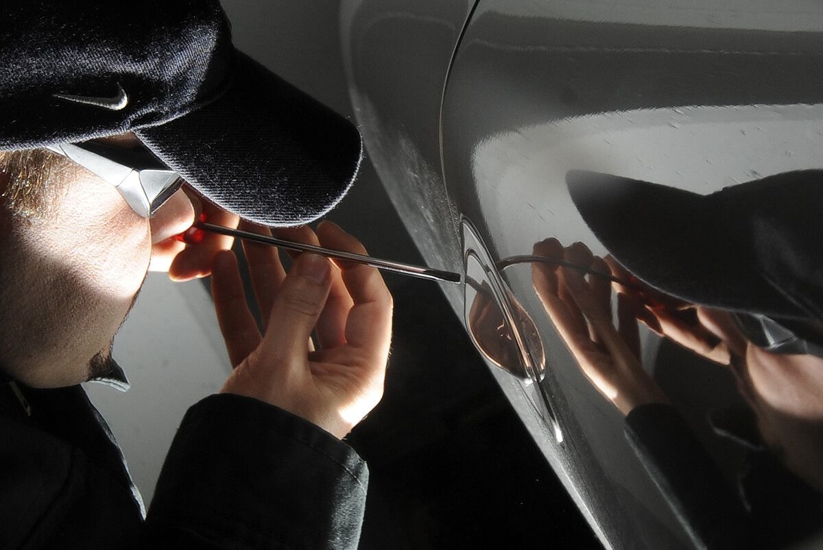 Drei Täter machten sich in Altenrhein an mehreren Autos zu schaffen. symbol/apa