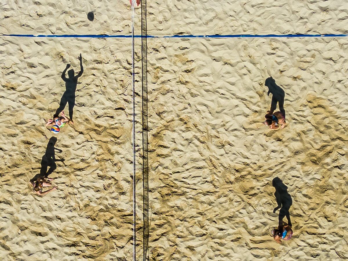 Ein besonderes Drohnenbild vom Spiel, schattenwerfend aufgenommen, zeigt Beachvolleyball aus einem ganz anderen Blickwinkel.Steurer/5
