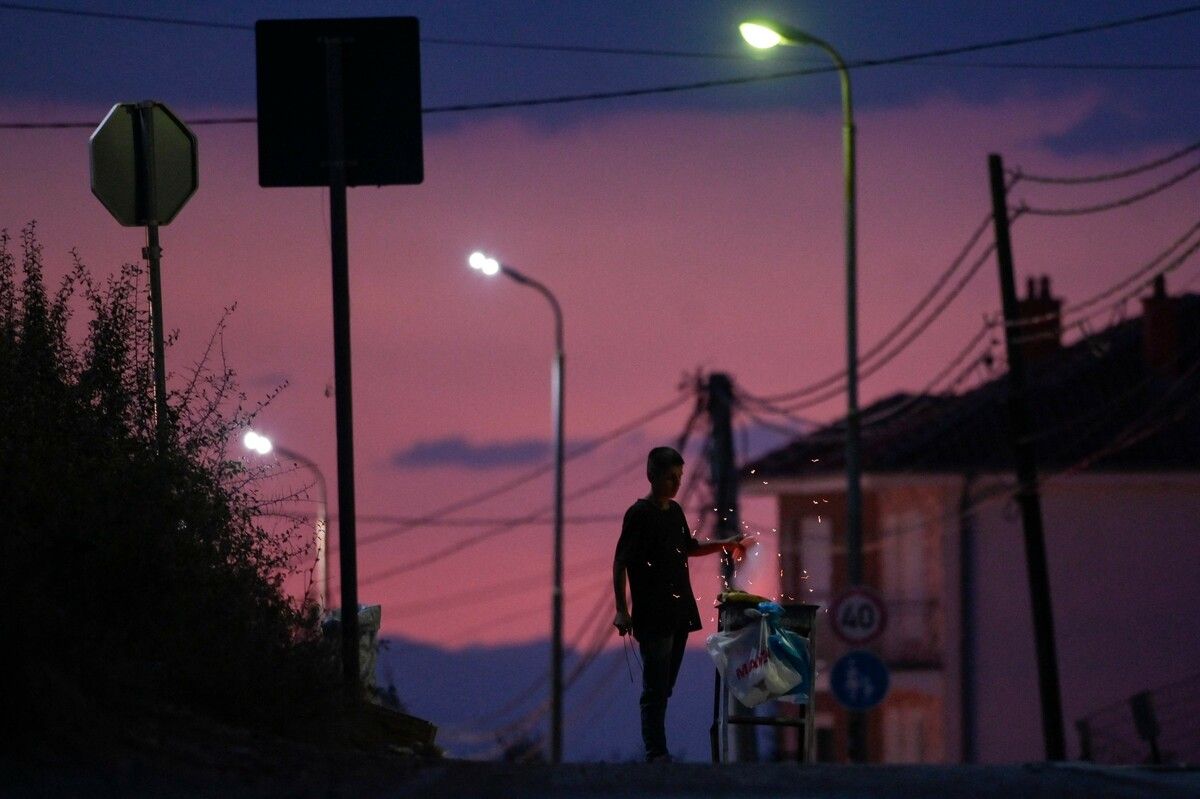 Ein Straßenhändler verkauft gegrillten Mais am Straßenrand in der Nähe der kosovarischen Hauptstadt Pristina. AFP