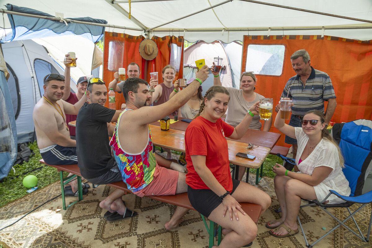Eine eingeschworene Clique, die seit acht Jahren mit Begeisterung zum Campen nach Bregenz an den Bodensee fährt.