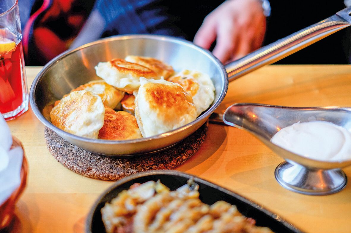 Eine Portion traditioneller Pierogi, liebevoll zubereitet und bereit zum Genießen.