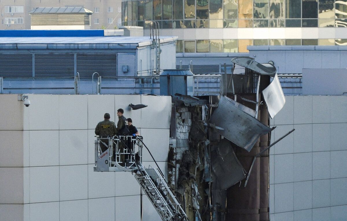 Experten machen sich vor Ort ein Bild vom Drohnenangriff.Reuters