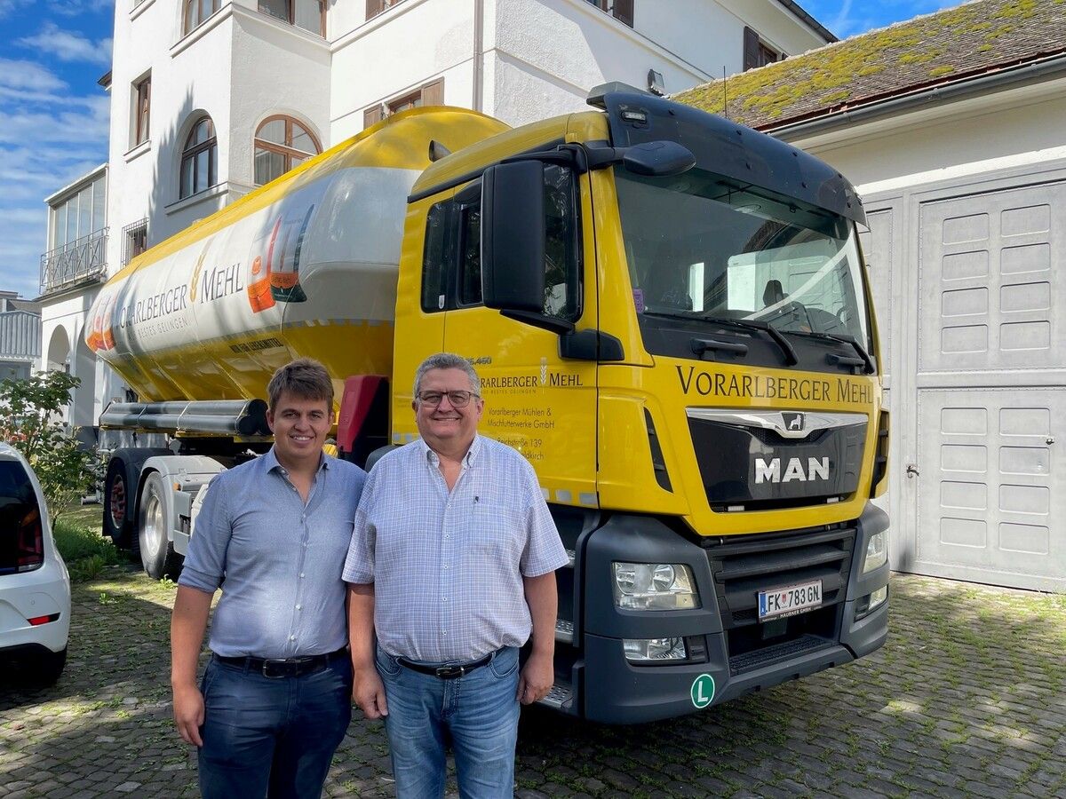 Felix (l.) und Franz Rhomberg entwickeln mit ihrem Team neue Produkte für den Backofen. Die Mühle ist in Vorarlberg mit Mehl und in Österreich mit Backmischungen Marktführer. VN/SCA
