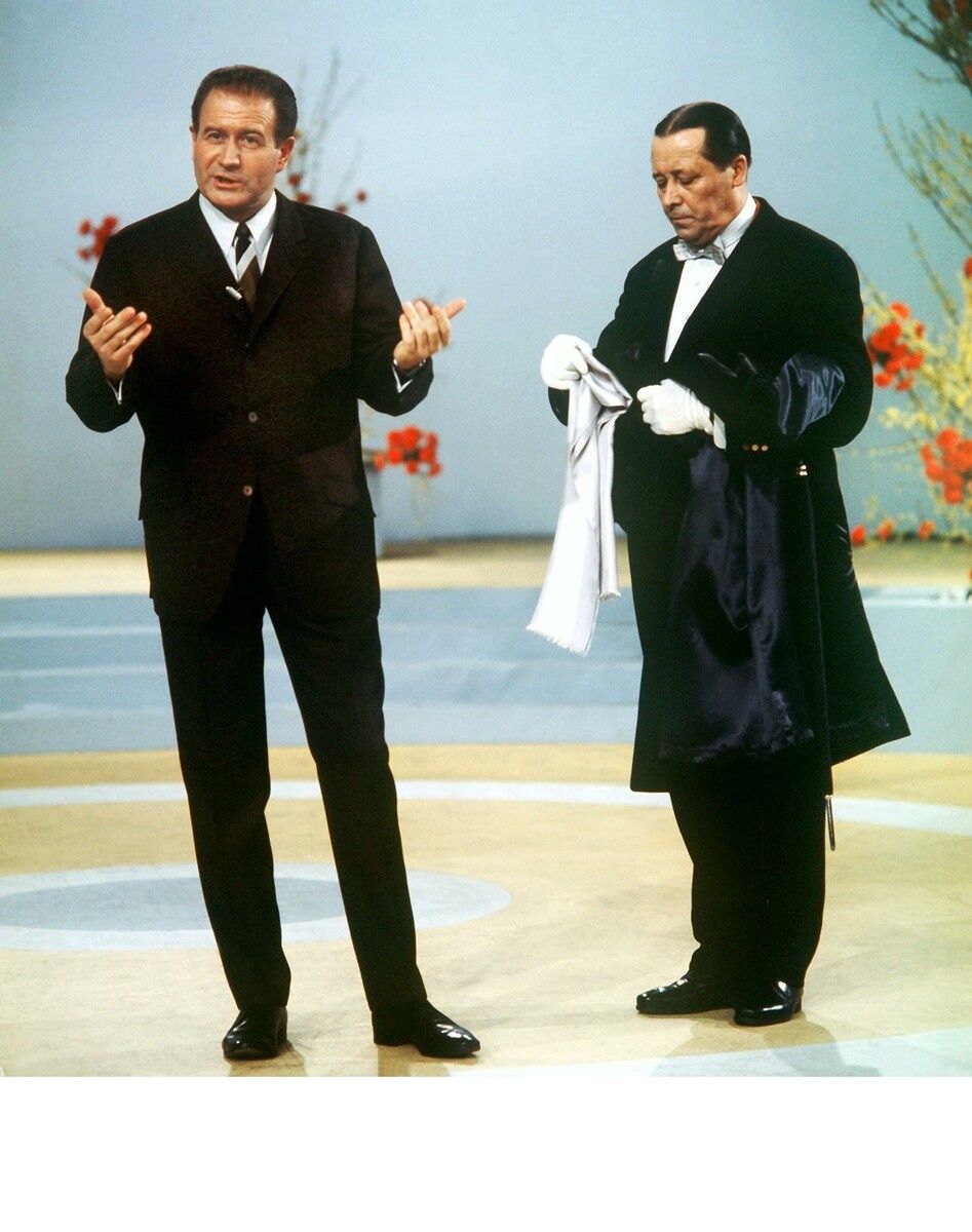 Fernsehgeschichte: Hans-Joachim Kulenkampff (l.) mit „Butler“ Martin Jente in der ARD-Show „Einer wird gewinnen“ (EWG). dpa