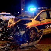 Fünf Verletzte durch Kollision eines Taxifahrzeugs mit Polizeiauto in Hard. »A10