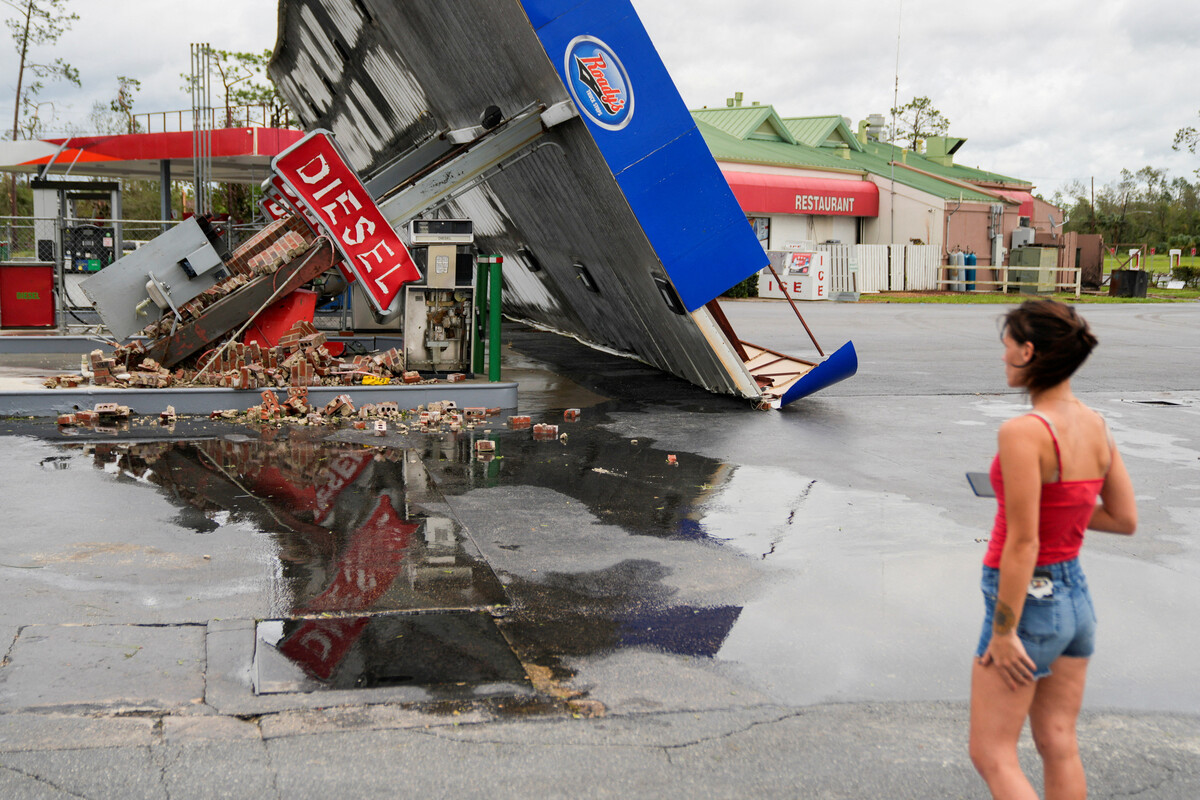 Folgen von Hurrikan Idalia: Eine Frau betrachtet die Trümmer einer Tankstelle in der Nähe ihres Hauses in Perry im US-Staat Florida. Reuters