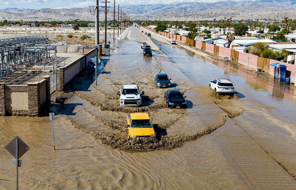 Folgen von Tropensturm Hilary: In Thousand Oaks im US-Staat Kalifornien fahren Autos über eine überschwemmte Straße. AFP