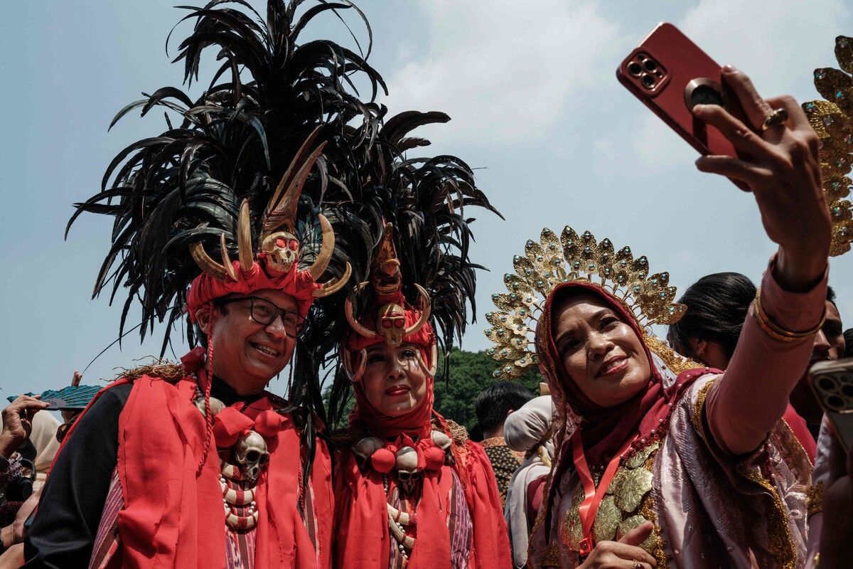 Gäste in traditioneller Kleidung machen ein Selfie während einer Zeremonie anlässlich des 78. Unabhängigkeitstages Indonesiens im Präsidentenpalast in Jakarta. AFP