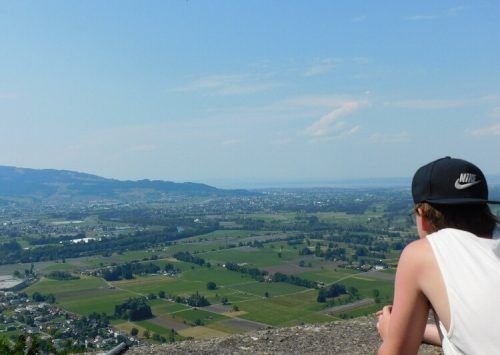 Gemeinsam für den guten Zweck: Bei der Schlossberg-Challenge sind 2023 über 300 Teilnehmer auf den Hohenemser Hausberg gelaufen.  mima