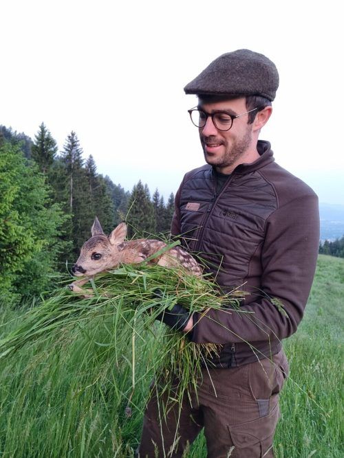 Gernot Heigl im Rehkitzrettungsein­satz.  Jägerschaft