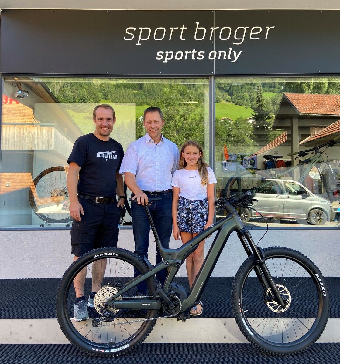 Geschäftsführer Andreas Broger (l.) übergab den Hauptgewinn an Daniel Matt mit Tochter Greta.