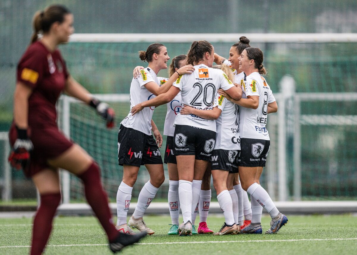 Gleich achtmal durften sich die Spielerinnen von Altach/Vorderland gegen Wacker Innsbruck zum Torjubel versammeln.APA