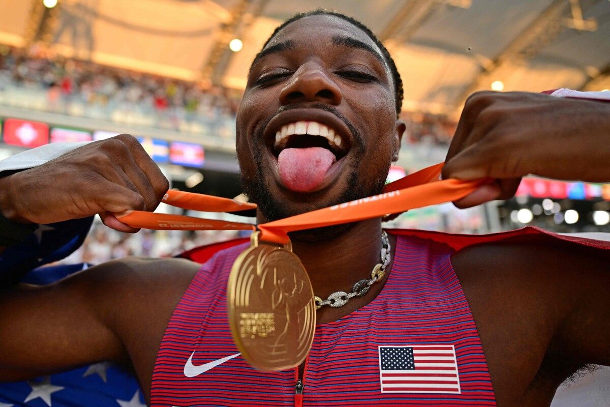 Gold um den Hals, ein Grinsen im Gesicht – der US-Amerikaner Noah Lyles ist der schnellste Mann der Welt.apa