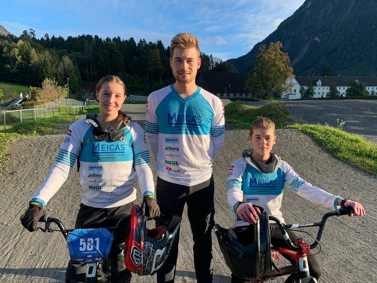 Hatten Grund zur Freude: Hannah (Platz vier und zwei) und Valentin Muther (Platz sieben und neun) zeigten starke Rennen, Coach Noah Muther (Mitte) war auch zufrieden.privat