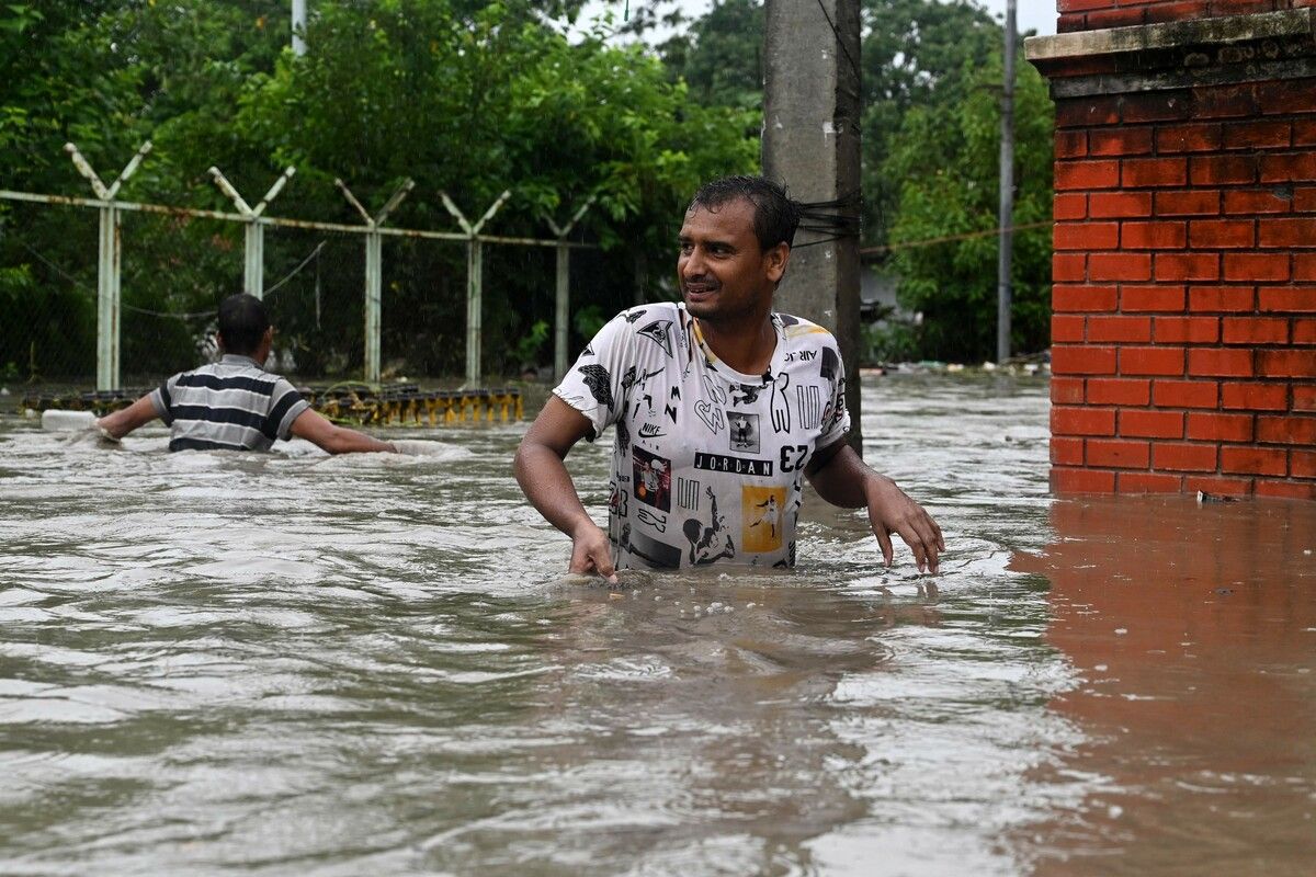 Heftige Regenfälle haben den Fluss Bagmati über seine Ufer treten lassen. Teile Kathmandus (Nepal) wurden dabei überflutet. AFP