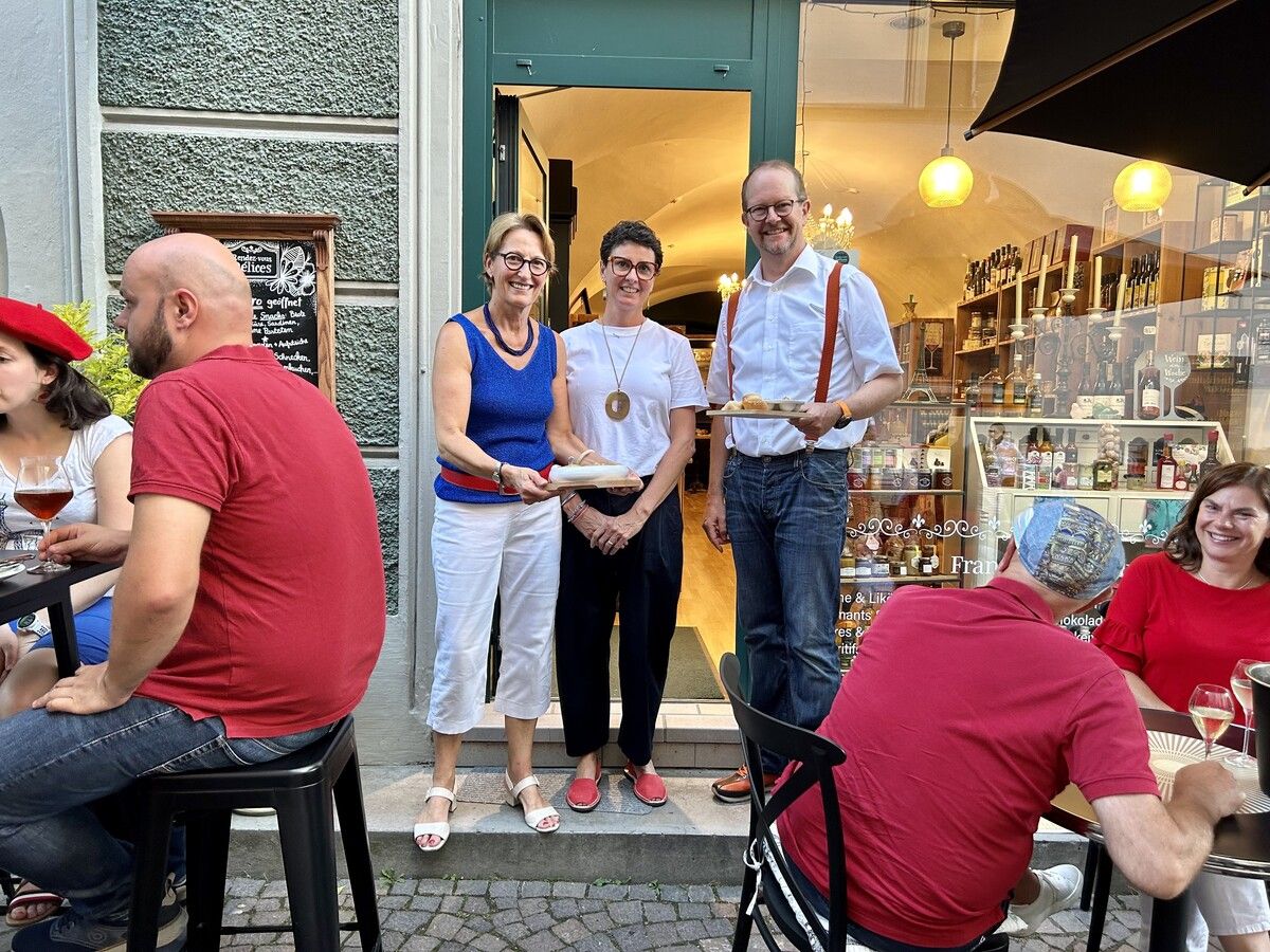 Hélène Redl Barre, Albane und Christian sorgen im Feinkostgeschäft in der Feldkircher Innenstadt für die französischen Genüsse.bp