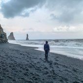 Schwarzer Sand und wildes Meer