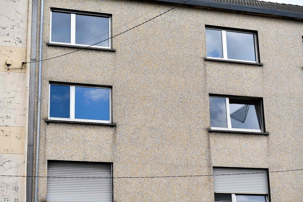 Hinter diesen Wohnungsfenstern sollen sich die Horror-Szenen abgespielt haben. ap