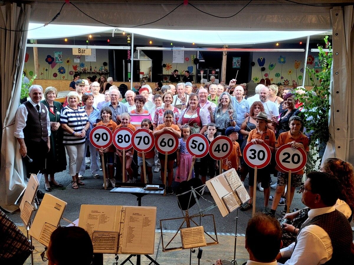 Höhepunkt des Leiblachtaler Jubiläums-Jahrgänger-Treffens war das gemeinsame Dirigieren des „Geburtstagsständchens“ von der Gastmusik MV Kennelbach. BMS (2)