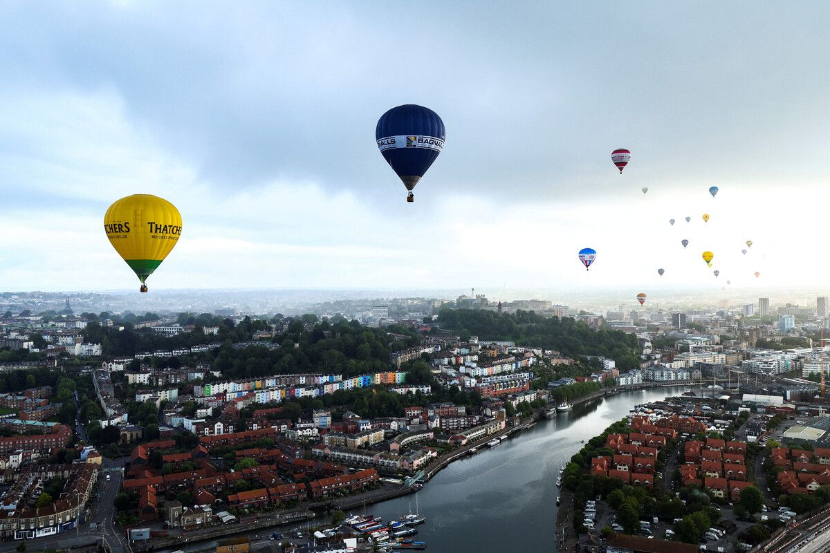 Im britischen Bristol wird im Moment die alljährliche internationale Ballon-Feier zelebriert - unter anderem mit diesem Massenstart. AFP