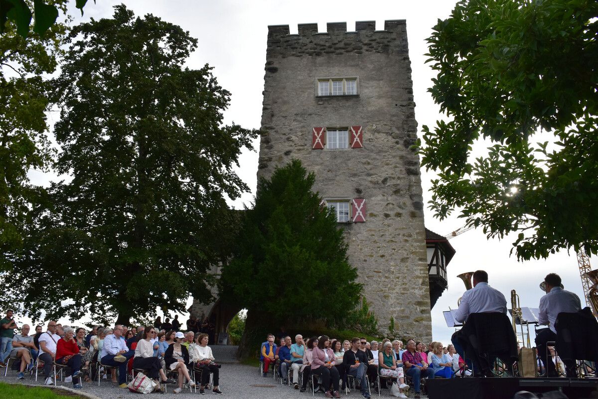 Im Schatten des markanten Schloss­turms ging das Konzert über die Bühne.