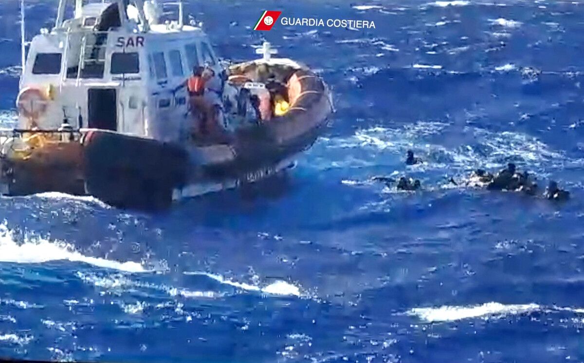 In den vergangenen Tagen kam es immer wieder zu Rettungsaktionen vor Lampedusa, wie hier am 5. August. Dieses Bild stellte die italienische Küstenwache bereit.