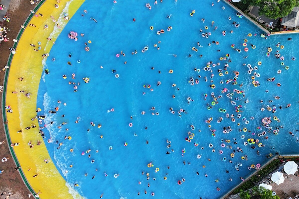 In der ostchinesischen Stadt Nanjing kühlen sich Menschen mit einem Sprung ins riesige Becken eines Wasserparks ab. AFP