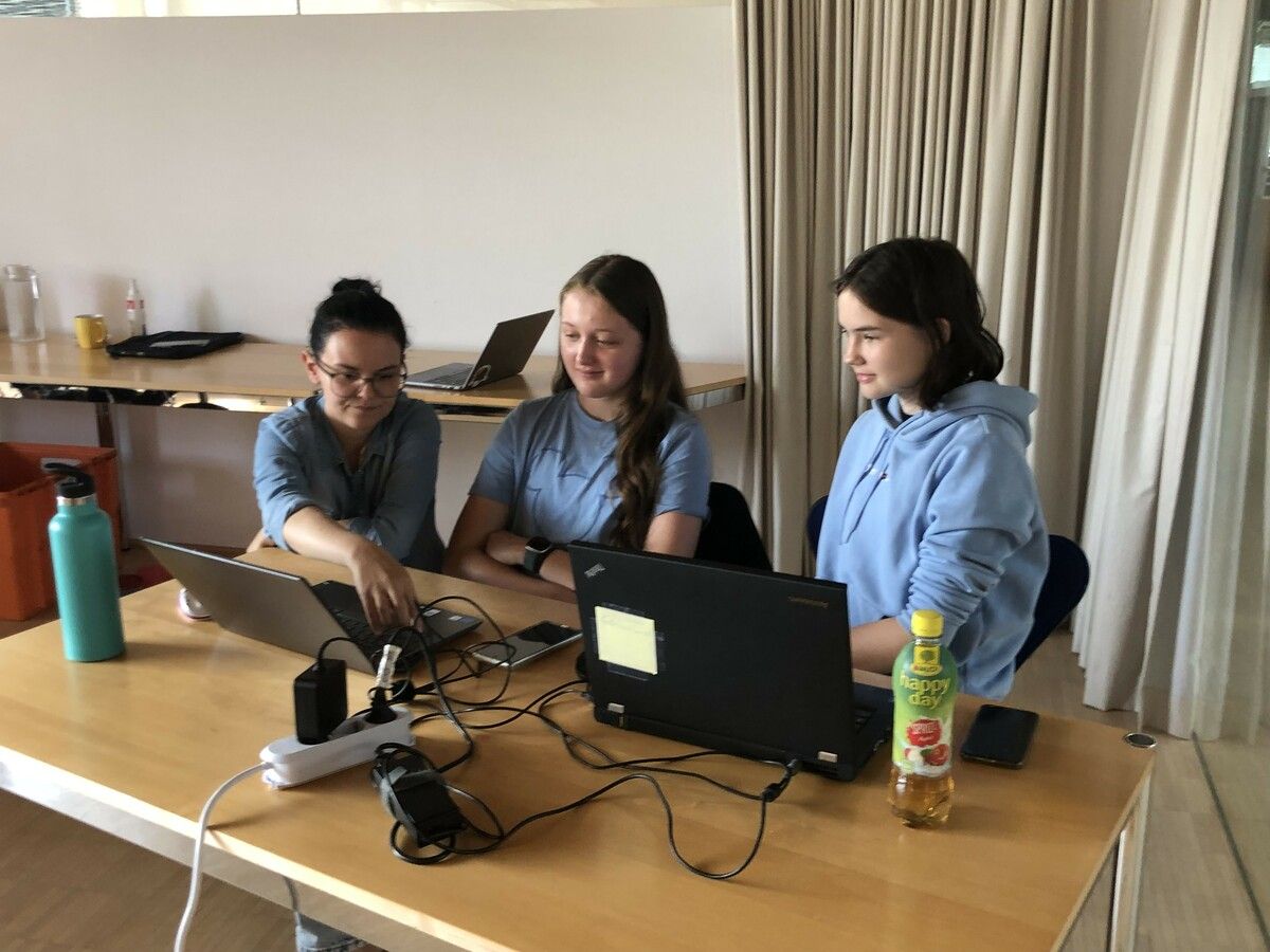In Kleingruppen entwickeln sie ihr eigenes Browserspiel. Unter den 28 Jungs lernen auch zwei interessierte Mädels das Programmieren. VN/GRADISCHAR