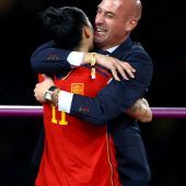 Spanien mit WM-Pokal und Kuss-Skandal