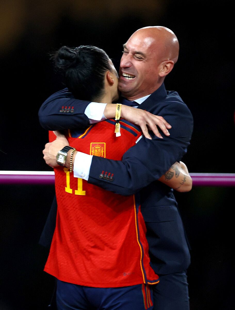 Innige Umarmung und ein Kuss – Luis Rubiales mit Jennifer Hermoso.Reuters