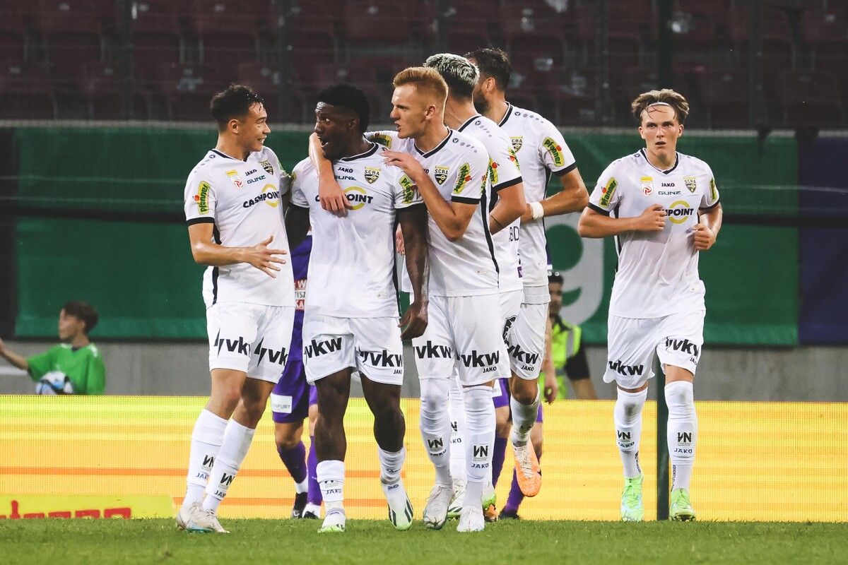 Jan Jurcec (links) und Christian Gebauer gratulieren Gustavo Santos zu dessen ersten Bundesligatreffer.gepa